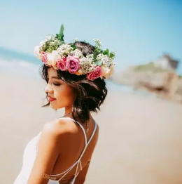 A demo photo of DET "Write about the Photo" questions: a woman wearing a flower crown